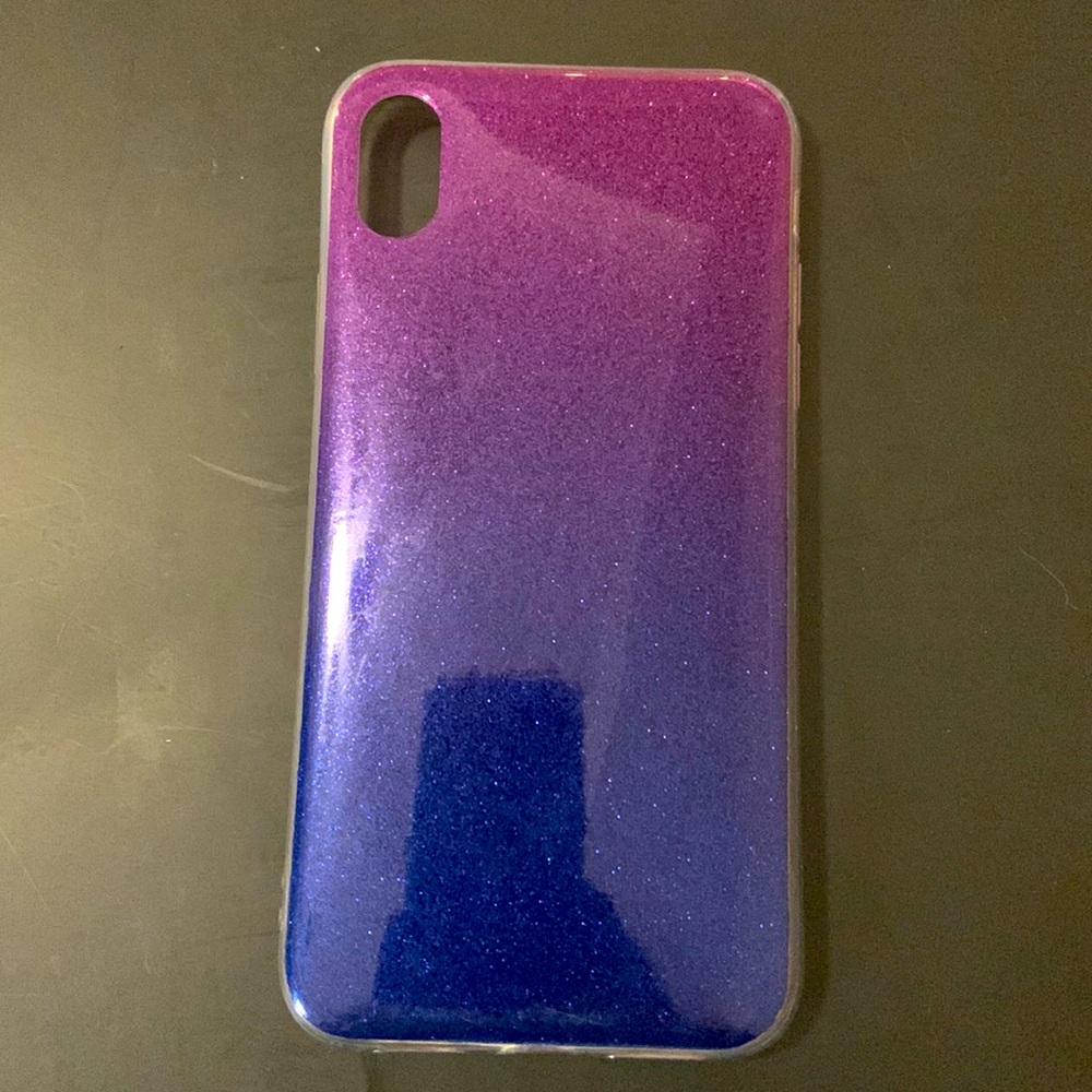 💙✨I Phone XR case that has a simple sparkly blue to purple gradient. 💜✨